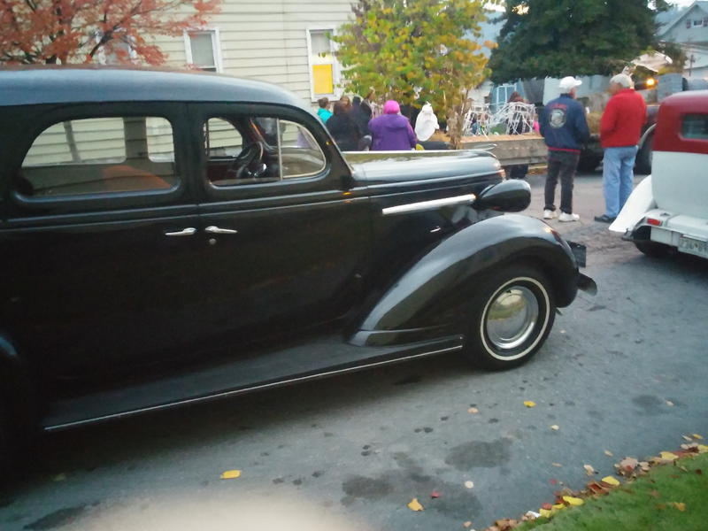 Illustration for article titled Halloween Parade Car Show Photodump